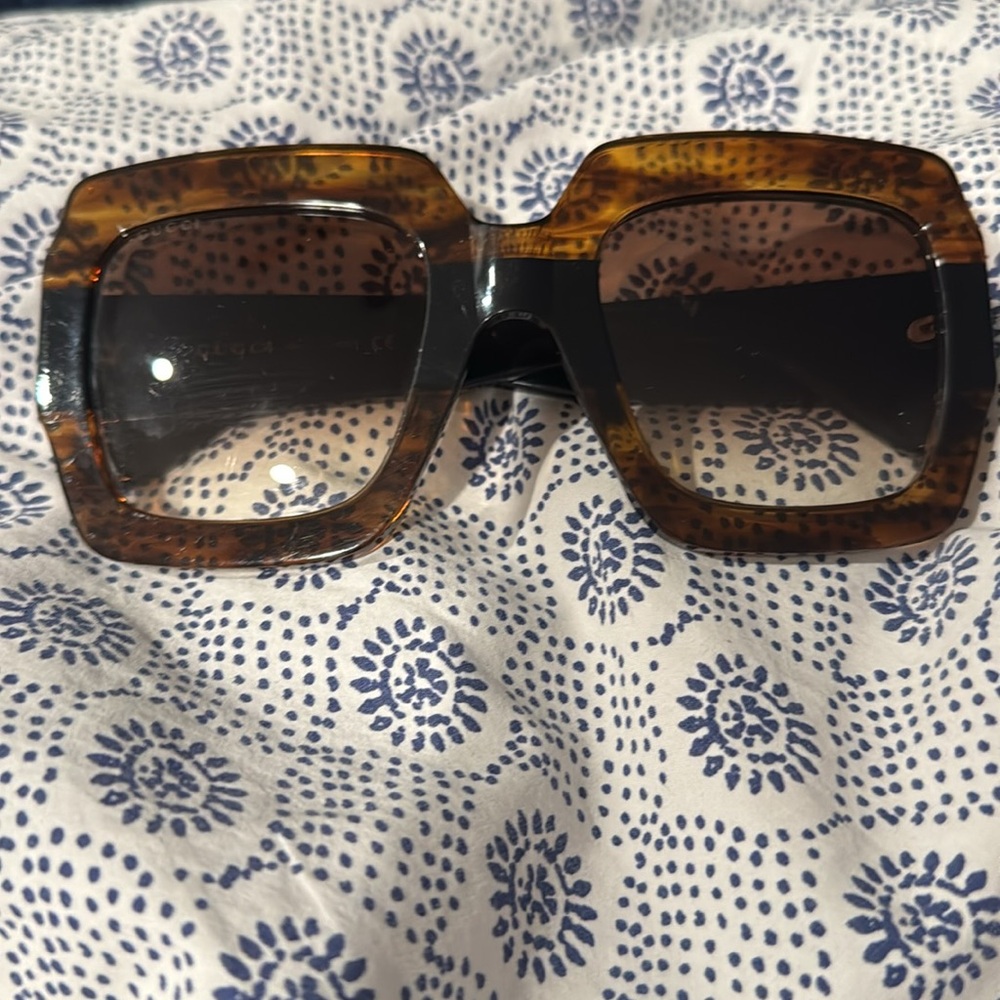Gucci Brown Oversized Square Sunglasses with Tortoiseshell Pattern - Picture 8 of 8